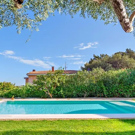 La Marina 5&1, Emma Villa