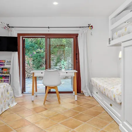 La Marina 5&1, Emma Villa