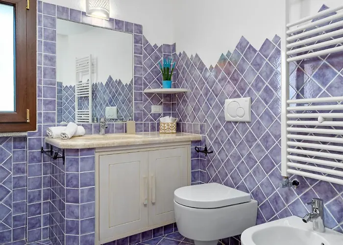 La Marina 5&1, Emma Villa