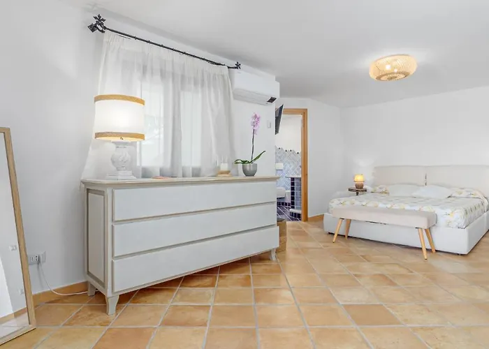 La Marina 5&1, Emma Villa