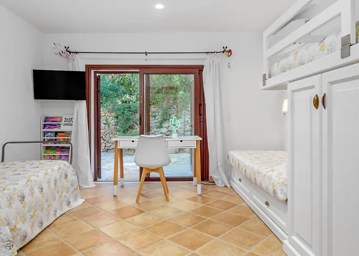 La Marina 5&1, Emma Villa